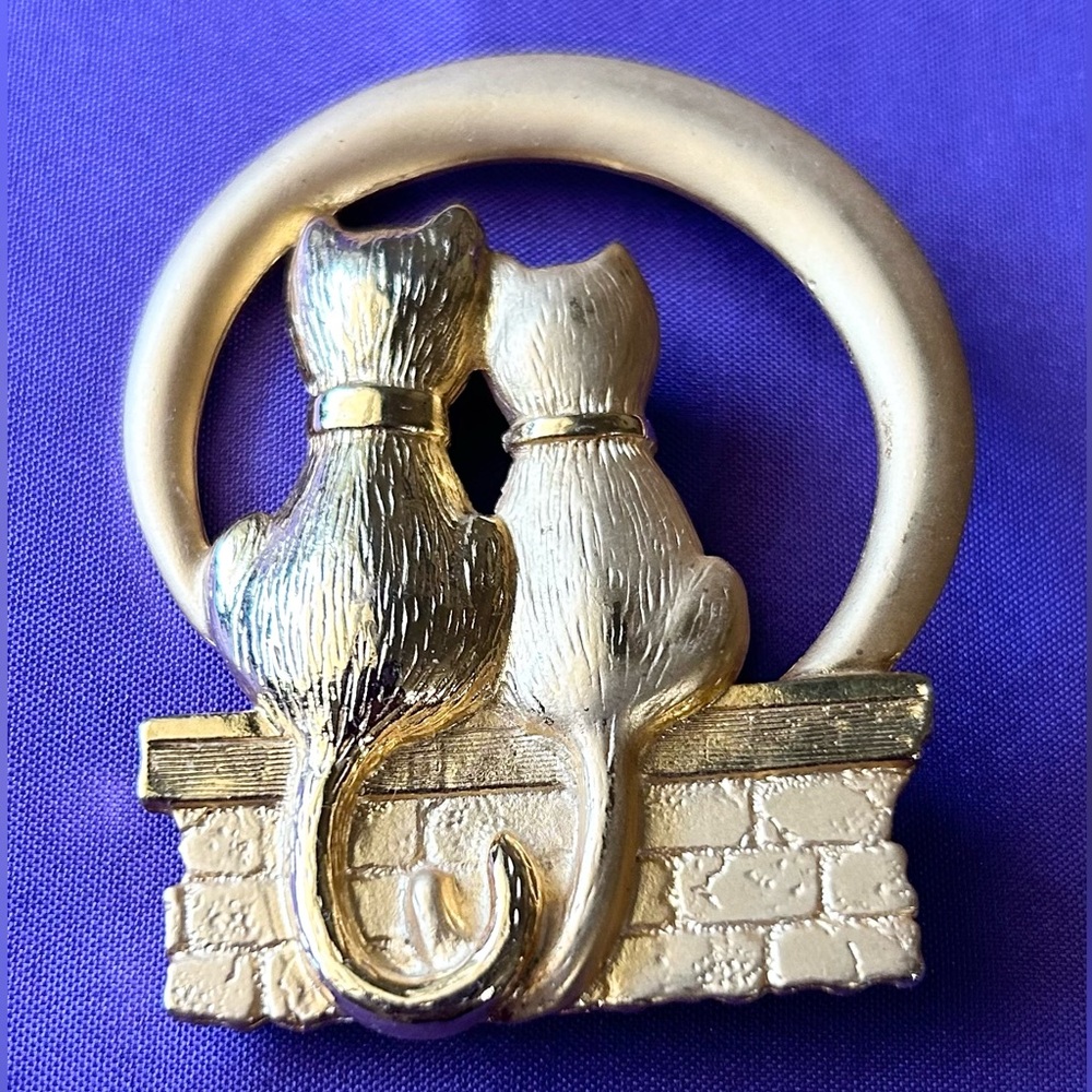 JJ‎ Jonette 2 Cats Love Full Moon Brooch Pin Gold Tone 70s Signed VTG Kittycore